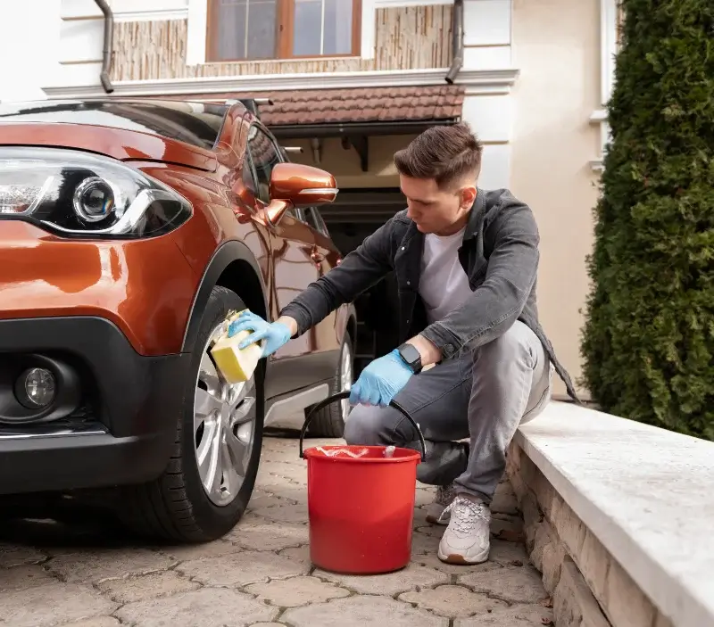 Lavage auto à domicile Boutervilliers : professionnel intervenant sur un véhicule
